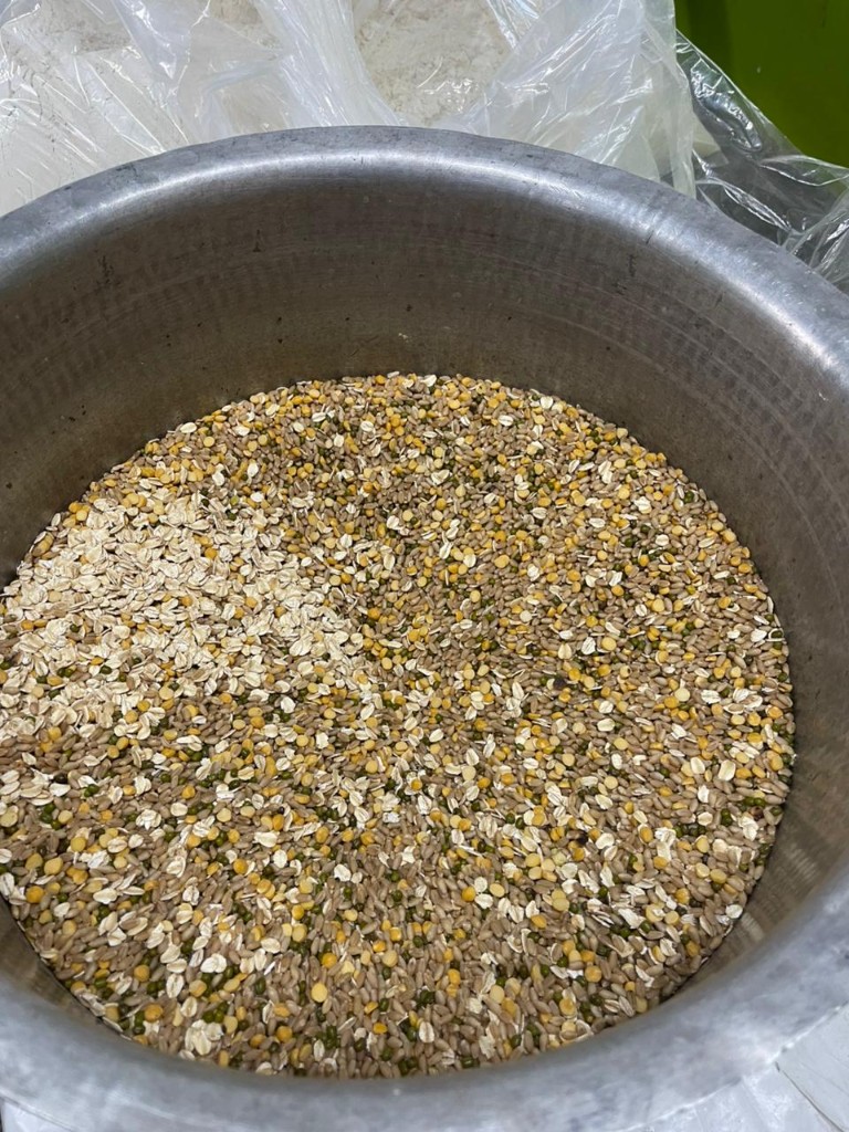 Multigrain blend in a metal preparation pot